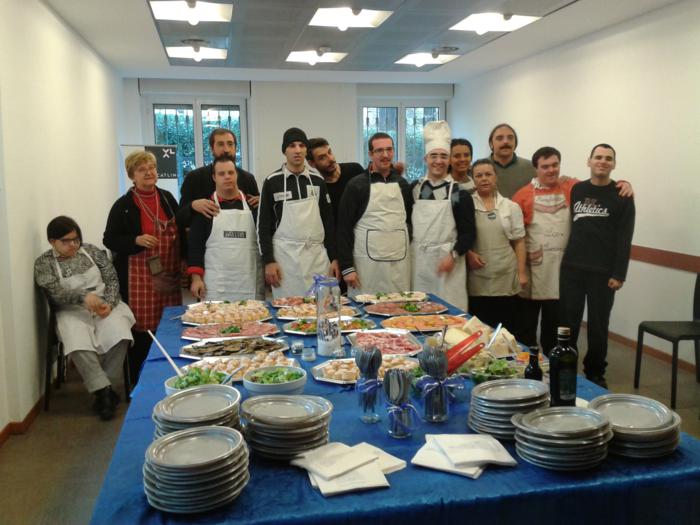 I ragazzi impegnati in un catering