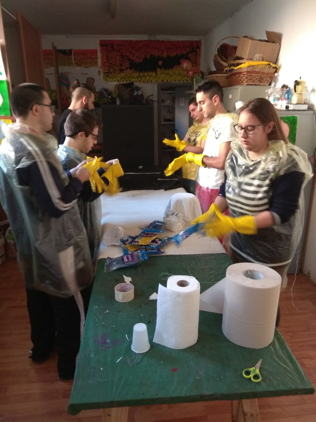 I ragazzi al lavoro con stracci e cemento
